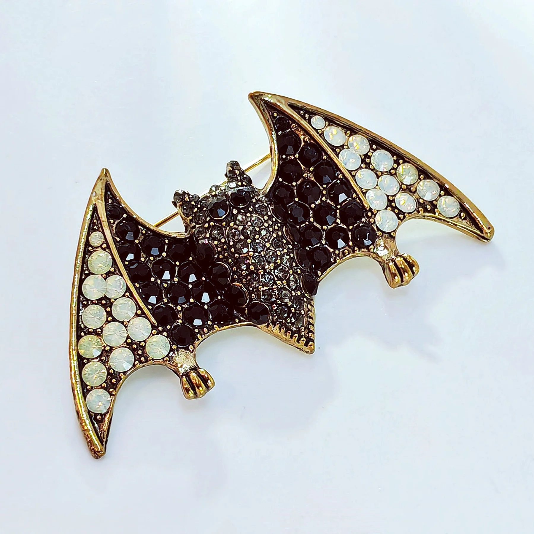 Unglaubliche Micro Pave Kristall weiß schwarz fliegende Vampir Fledermaus Brosche Pin Halloween Zubehör