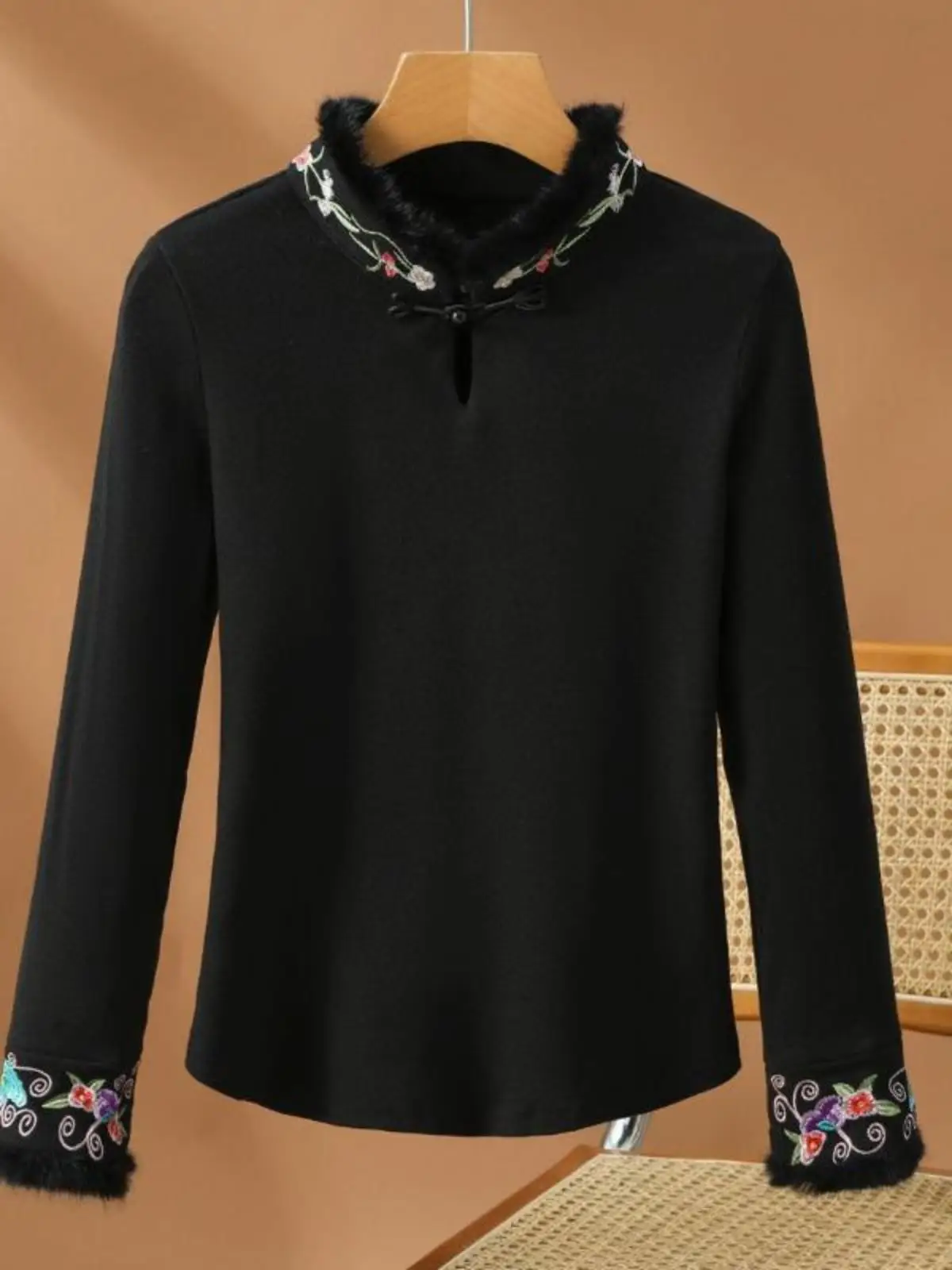 

Elegant Chinese Embroidered T-Shirt Retro Style Long Sleeve Neck Design Velboa Material Autumn Winter New Fashion Base L...