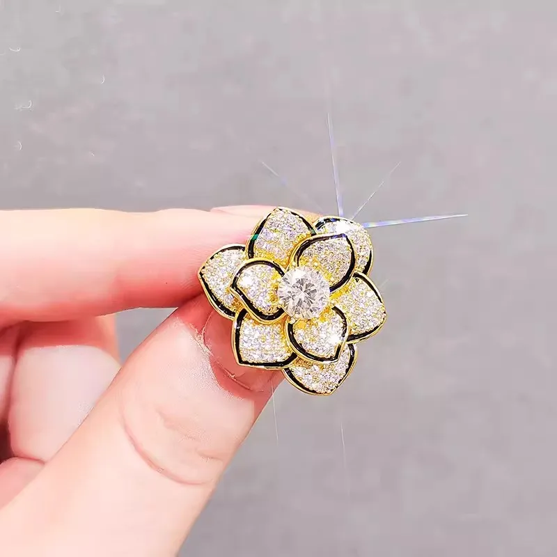 عالية الجودة Xiaoxiangfeng كاميليا بروش صغير الملمس كريستال زهرة الصدار العنق المضادة للضوء الديكور دعوى الملحقات