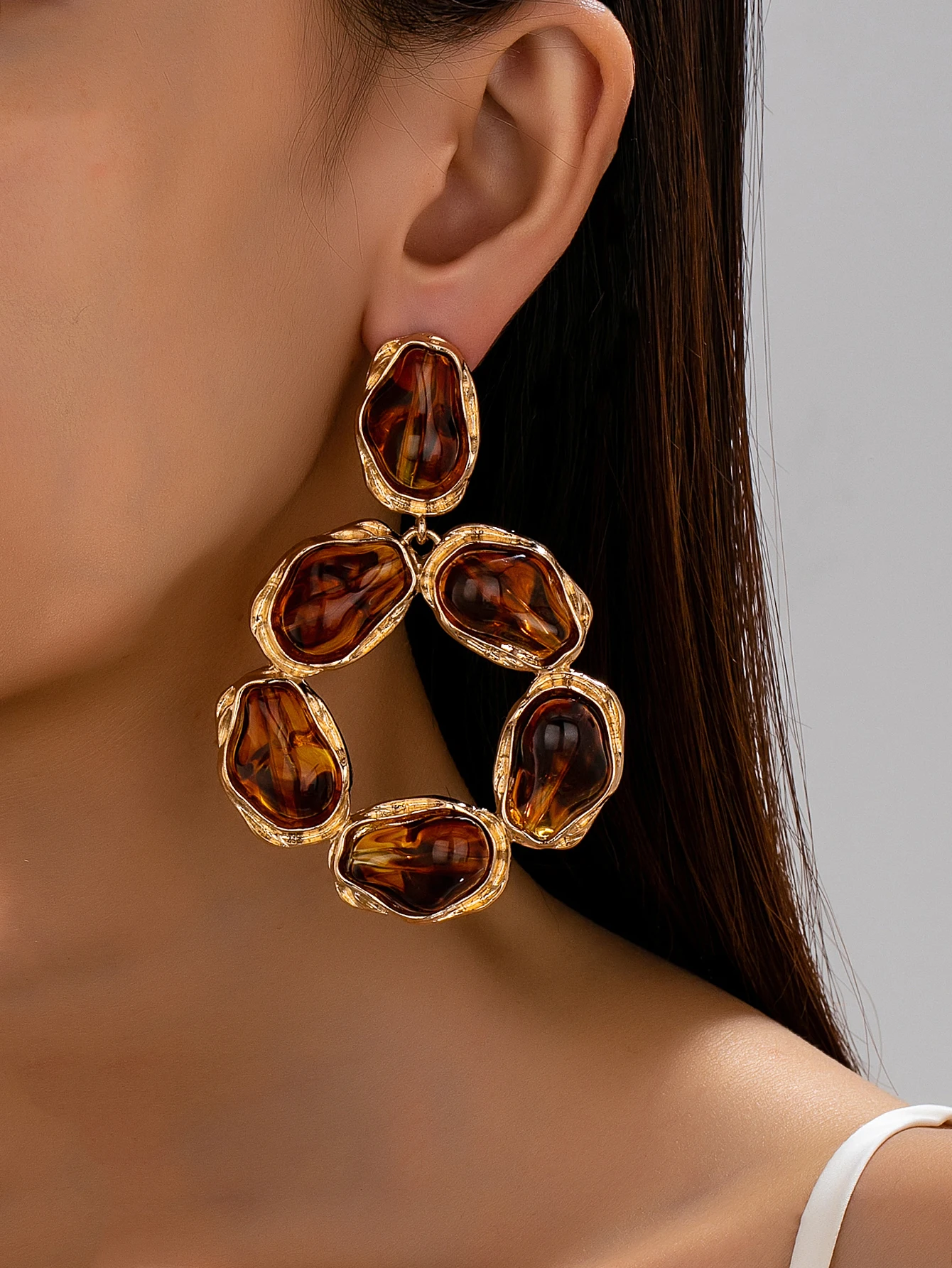Vintage Amber Irregular Resin Dangle Earrings for Women, Large Hoop Pendant with Exaggerated Metal Frame, Party Fashion Jewelry