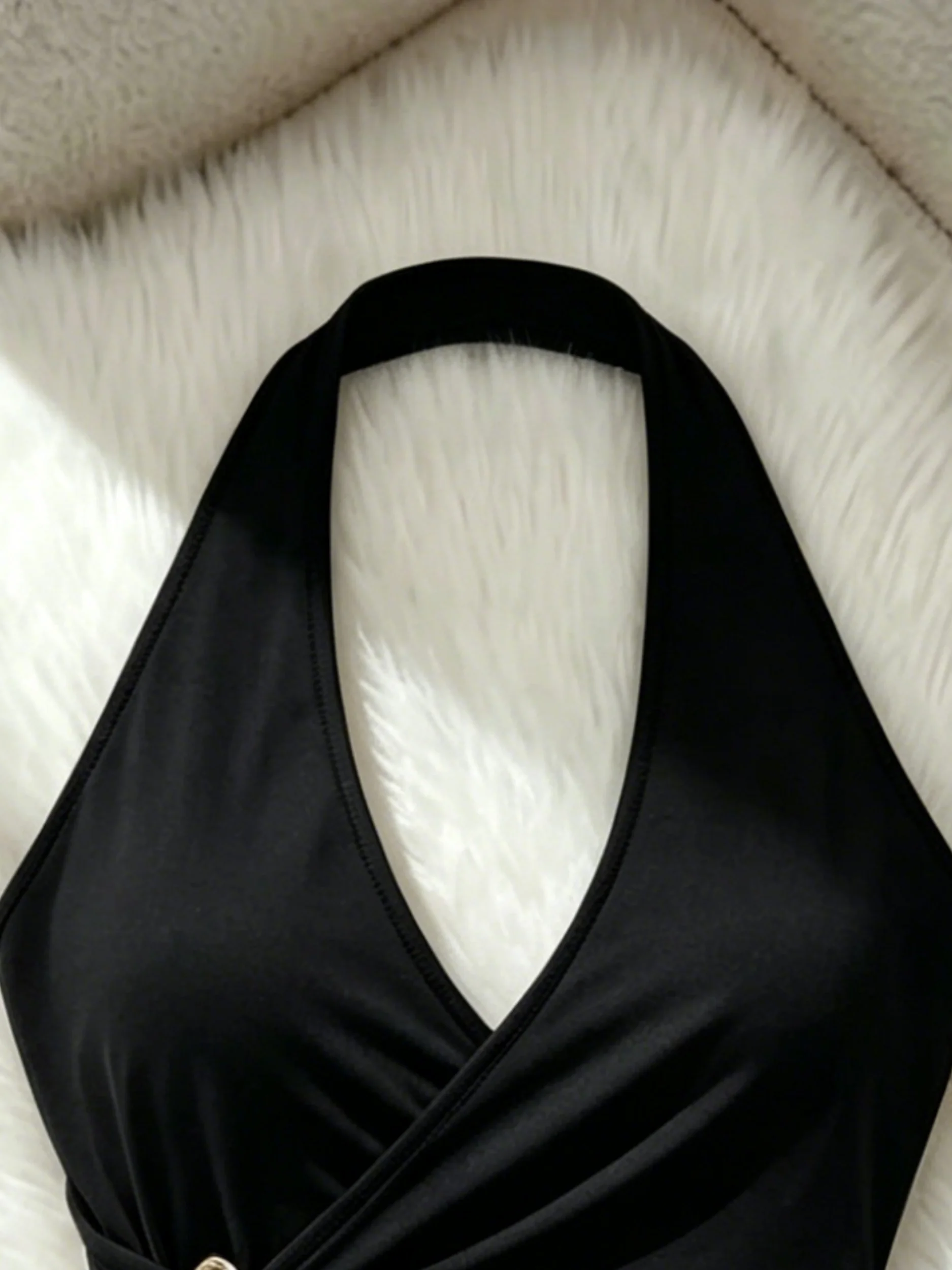 Damen Neckholder-Tanktop mit V-Ausschnitt, ärmellos, Metallschnalle, gedrehter Vorderseite, asymmetrischem Saum, gerafftem, schmal geschnittenem, dehnbarem Cami für Partys und Ausgehzwecke. – Detail 3
