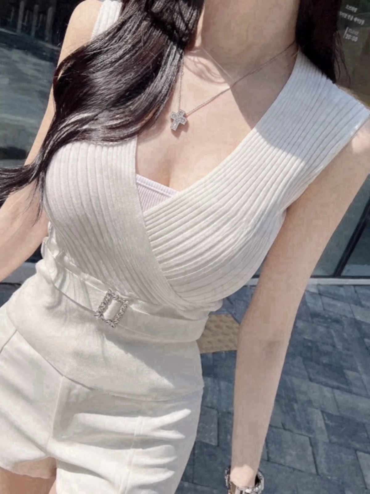 セクシーなスリムフィット V ネックローカットニットベストノースリーブクロスデザイン女性の夏のトップ快適な通気性弾性繊維