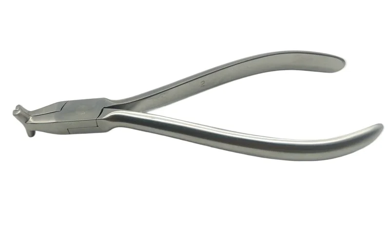 pince-de-technicien-dentaire-coupe-filament-correction-orthodontique