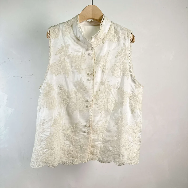 

White Embroidered Chinese Style Loose Sleeveless Shirt Women Loose Casual Vintage Wine Chic Sweet Lady Lace Vest Shirt Summer