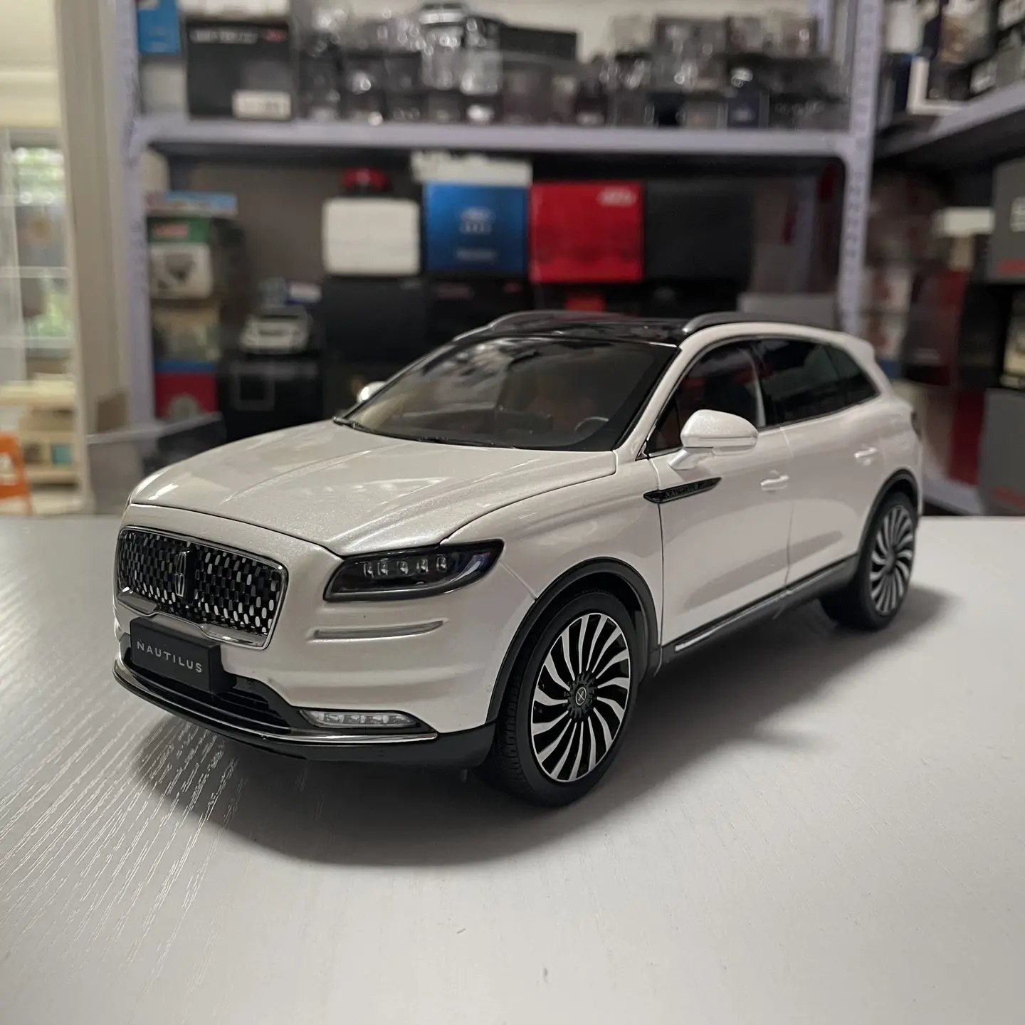 1:18 Scale Diecast Alloy White Lincoln NAUTILUS 2020 SUV Toys Cars Model Classics Nostalgia Adult Gifts Souvenir Static Display