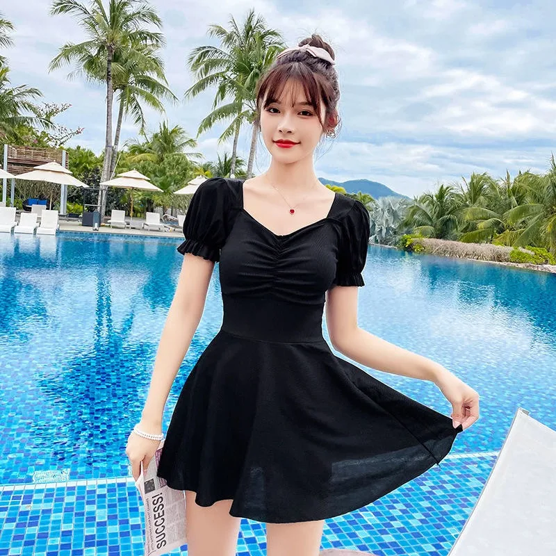 

Элегантный черный слитный купальник-платье с пышными рукавами, драпированным лифом и расклешенной юбкой – скромный купальник для пляжа, бассейна и отпуска