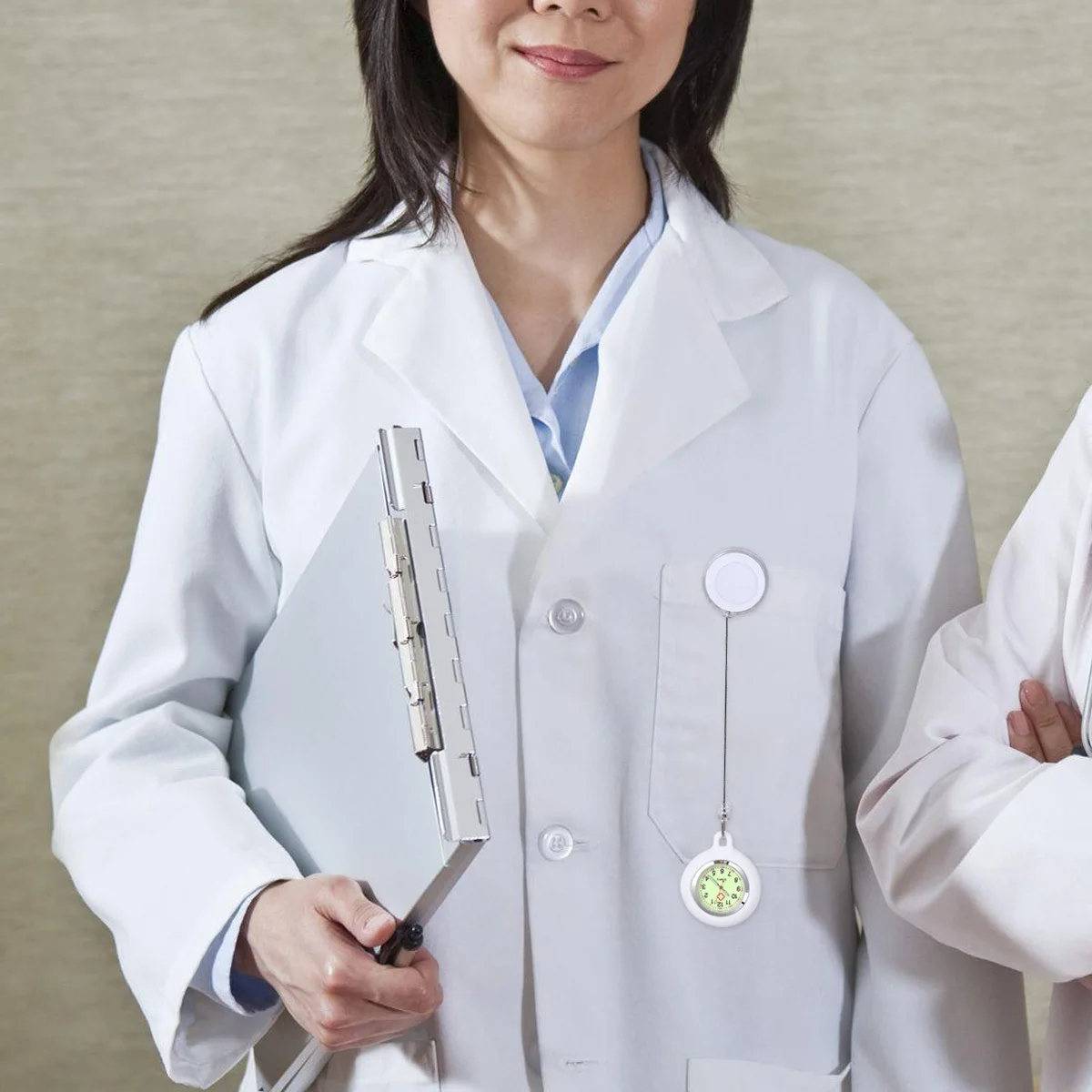 ساعة جيب للنساء والرجال بيضاء مضيئة الوجه المبتسم نمط ممرضة طالب كليب على شارة بكرة حفظ الوقت ديكور معلق