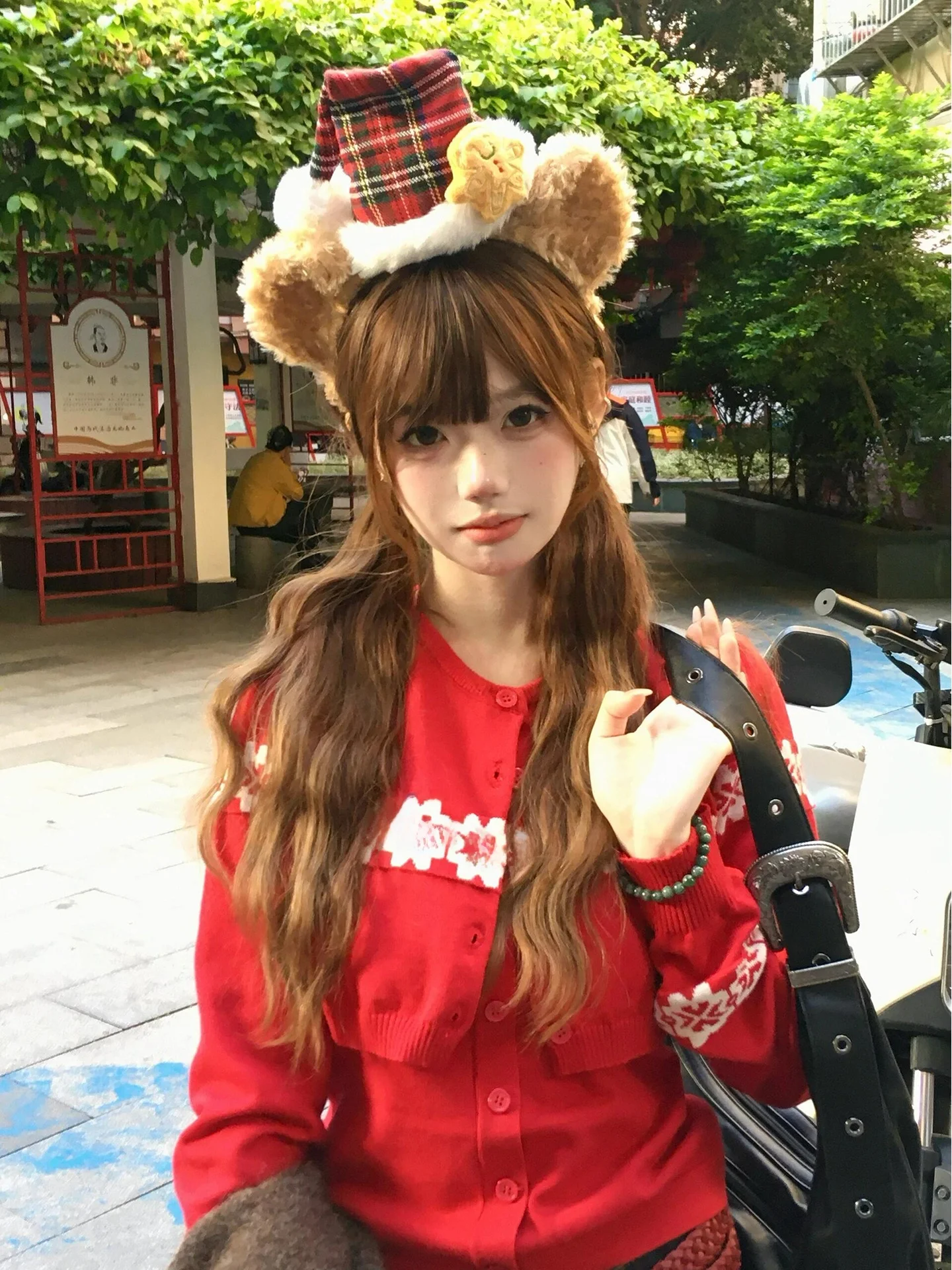 ชุดเสื้อไหมพรมถักทรงเกาหลี สไตล์หวานซ่อนเปรี้ยว ปักลายสีแดงต้อนรับปีใหม่ สำหรับผู้หญิง เสื้อกล้ามใส่เป็นชุดชั้นใน