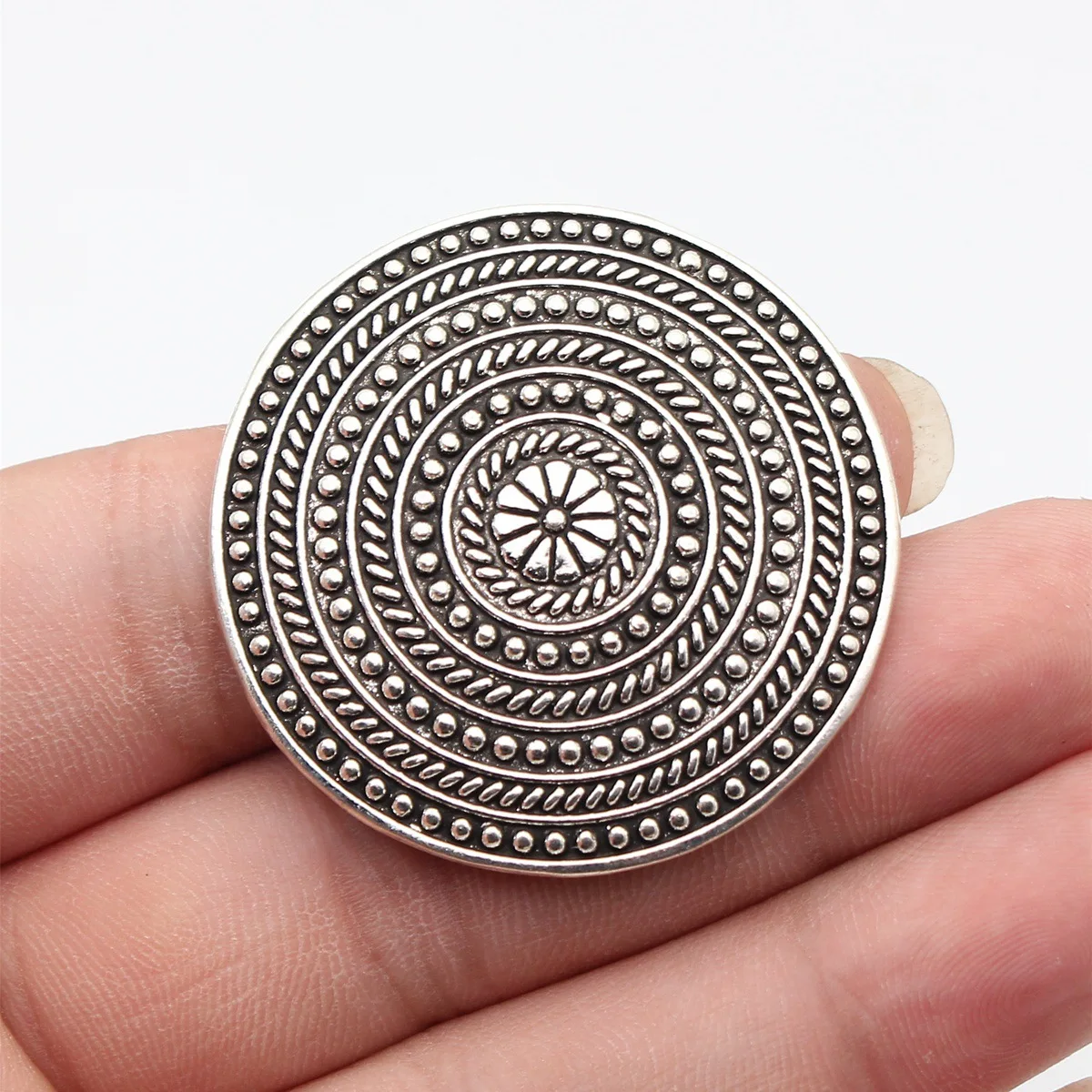 

2pcs 44x44mm Antique Silver Color Exquisitely Carved Round Disc Pendant Handmade Jewelry Making Accessories