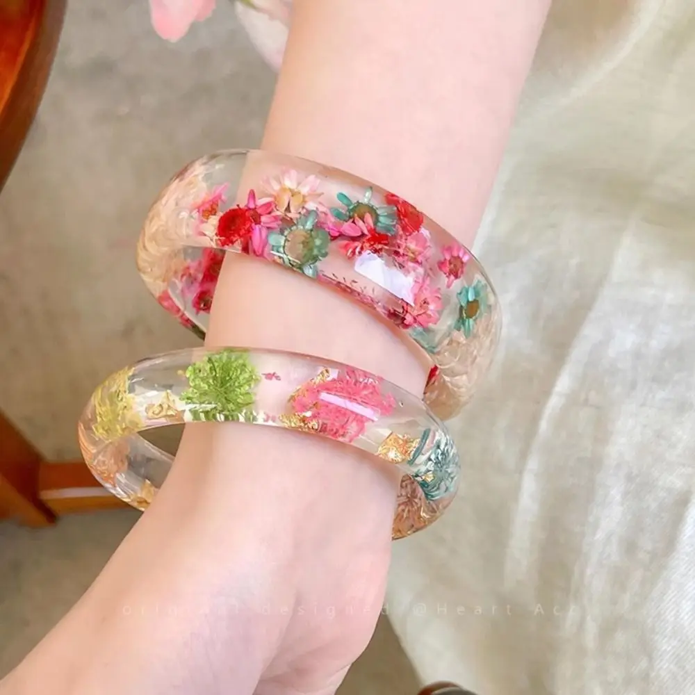 레트로 보헤미안 아크릴 뱅글 와이드 레진 천연 드라이 플라워 팔찌 드라이 데이지 클리어 빅 커프 뱅글 장식