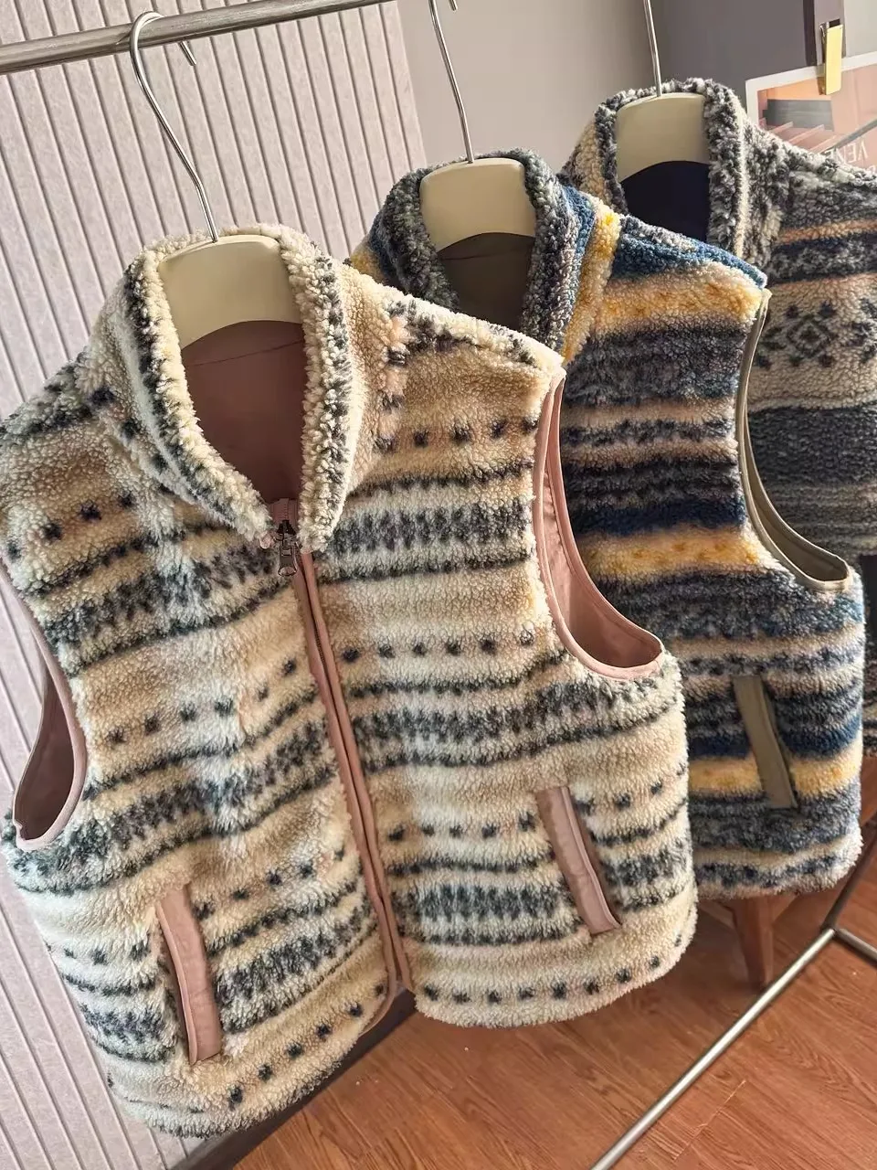 

Thiened Lamb Fur Vest Women's Outerwear Winter Warm Coat Double-sided Wear Island Sle Commute Faion Zipper Closure