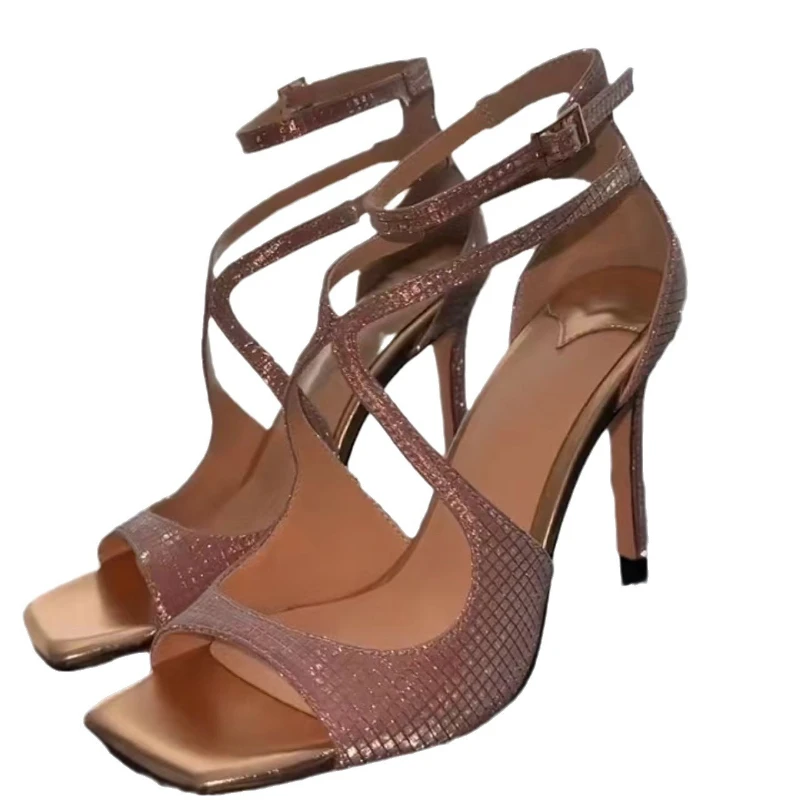 Eén lijn sexy open teen sandalen voor dames in de zomer van 2025, gekruiste riem pailletten vierkante neus slanke hak mode veelzijdige damesschoenen