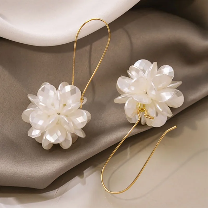 Brincos de pérola com design de pétalas, tendência da moda, para mulheres, adorno perfeito para viagens, festas, banquetes e roupas de férias.