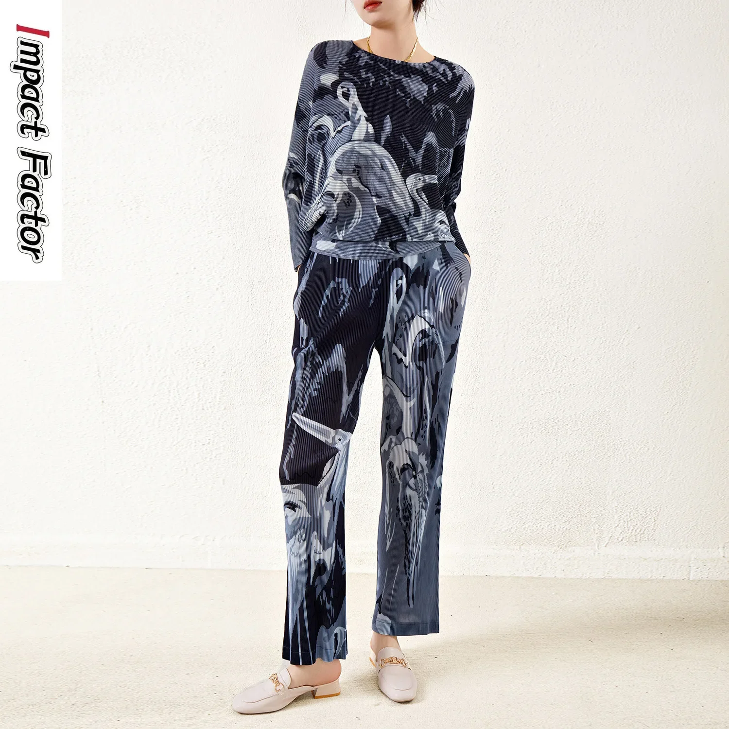 

Miyake Fashion Age Reducing Set for Women's Autumn 2024 New Printed Bat Sleeve Top, Straight Tube Pants, Folded Two Piece Set