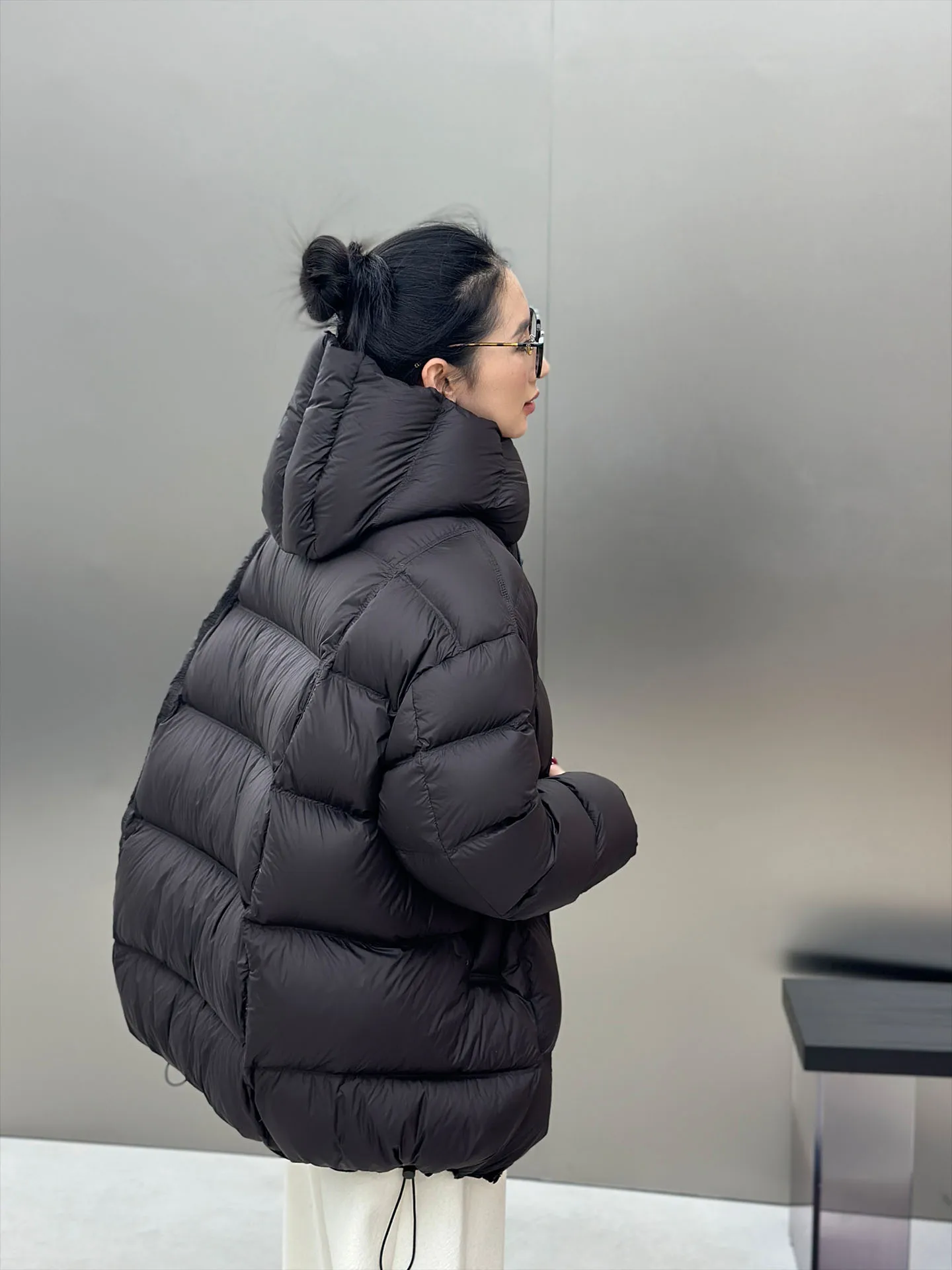 

Теплая легкая женская пуховая куртка с отстегивающимся капюшоном, устойчивая к экстремальным холодам, средней длины, с наполнителем из белого гусиного пуха