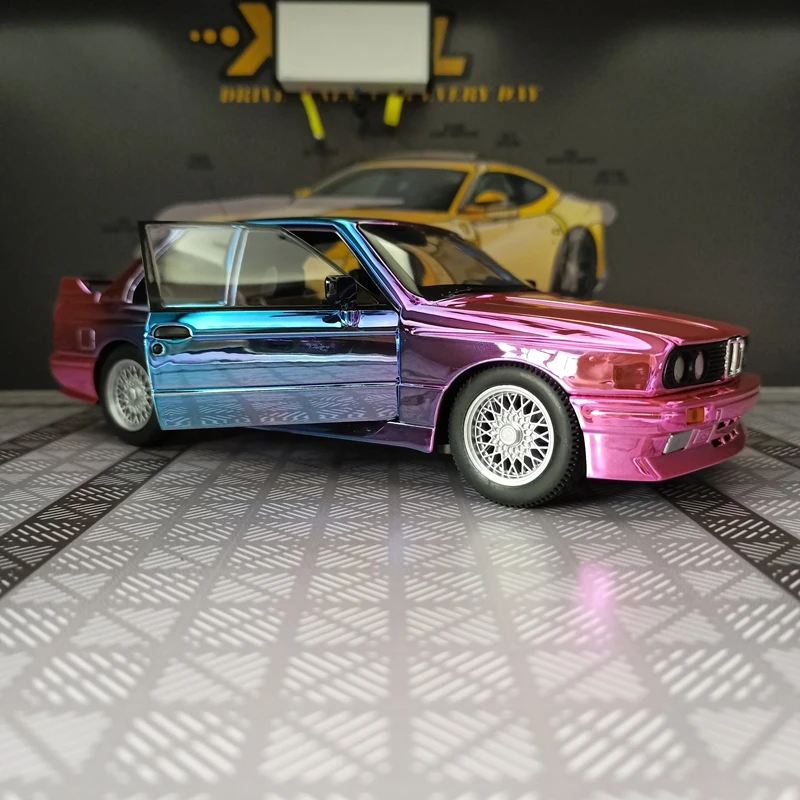 1:24 BMW M3 liga modelo de carro decoração, portas e capô do motor, porta-malas pode ser aberto tem funções de som e iluminação simuladas