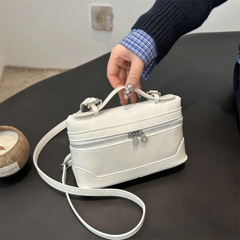 

​​2025 Spring Vintage Shoulder Bag, Spacious Tote for Women, Large Capacity Purse, Retro Day-to-Night Bag, Elegant Commuter Bag​