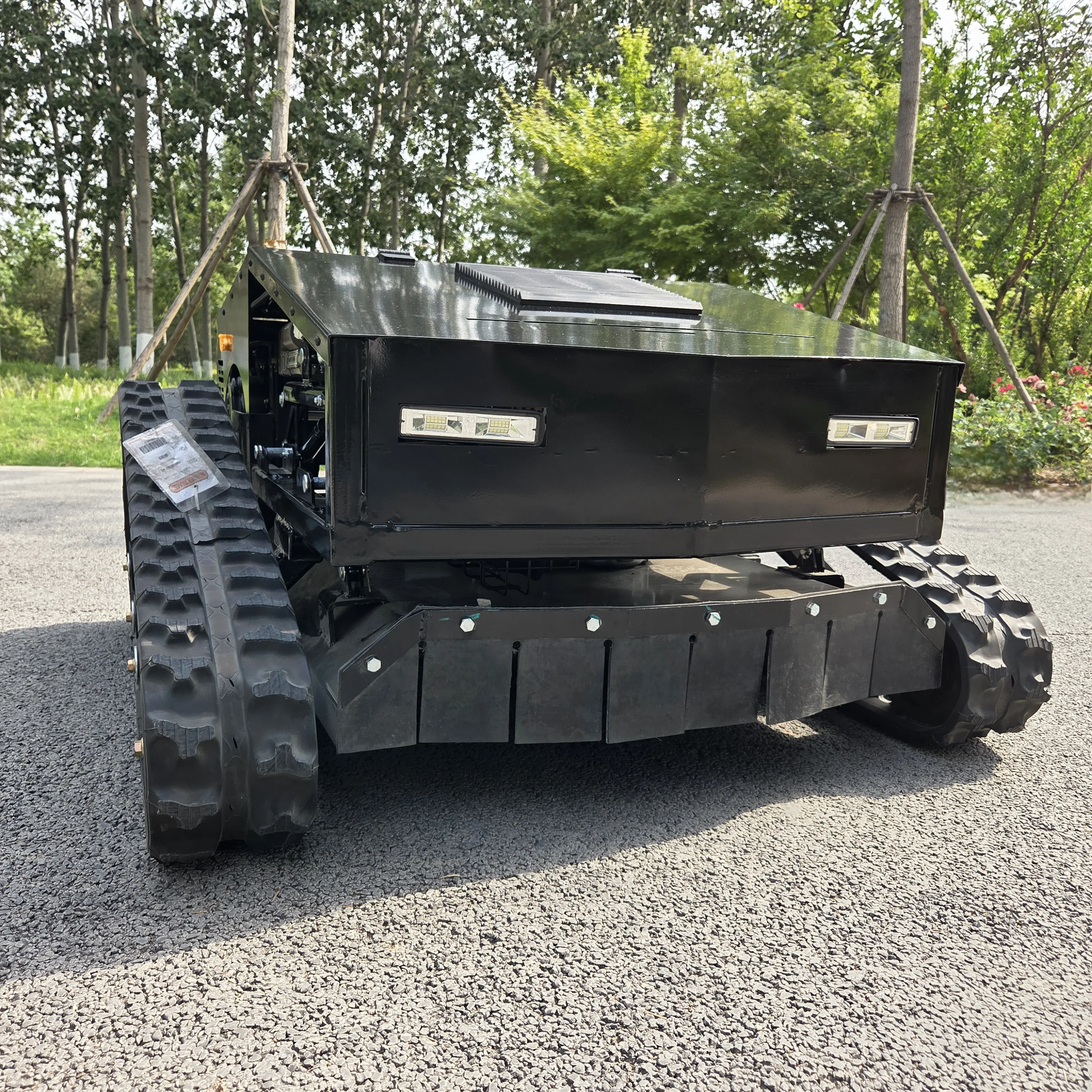 High-intensity operation 3800M²/H crawler mower robot GPS navigation automatic charging 800mm mowing width 23 horsepower