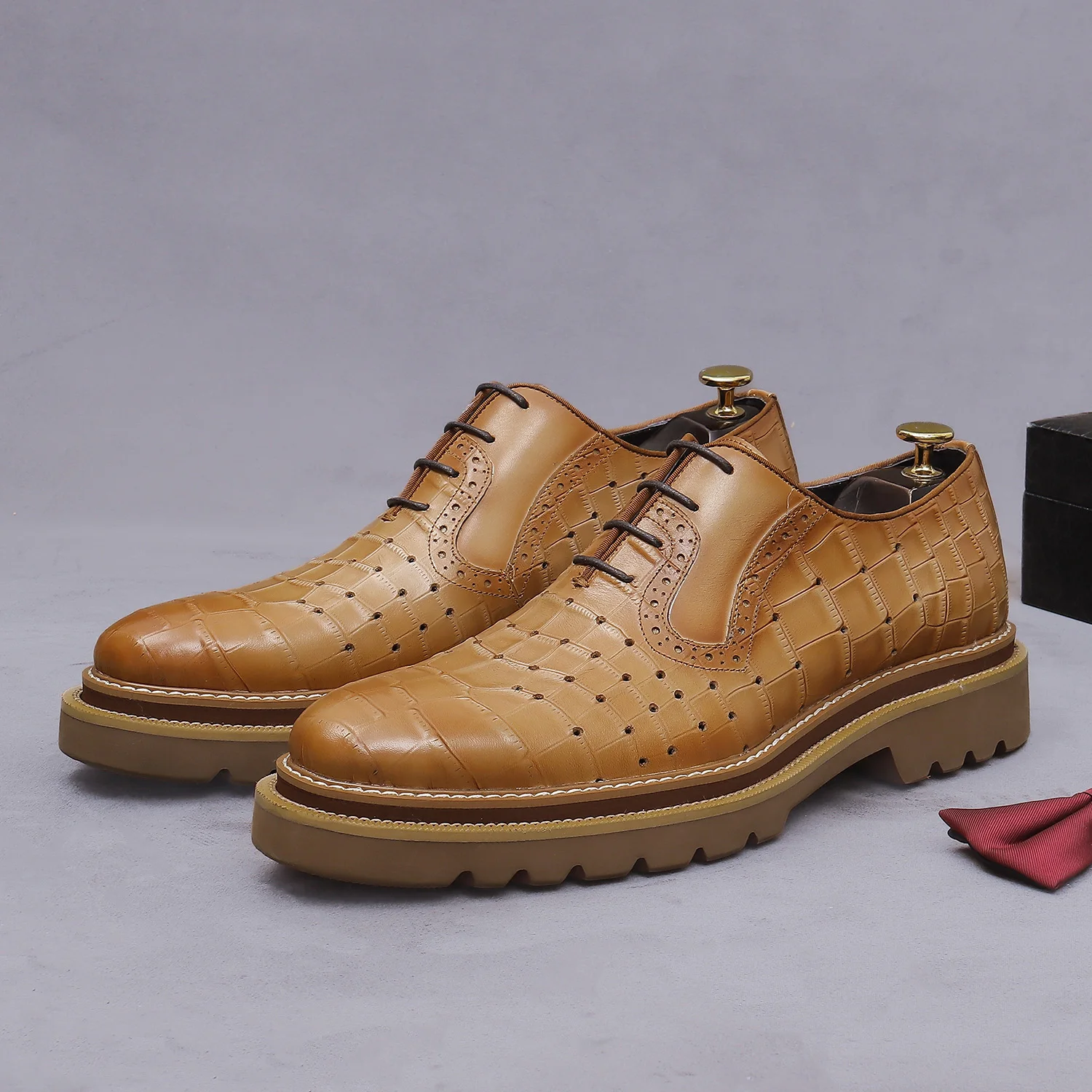 

Men's Large Size Vintage Brogue Shoes Cowhide Oxfords Breathable Leather Business Casual Trendy Wedding Shoes