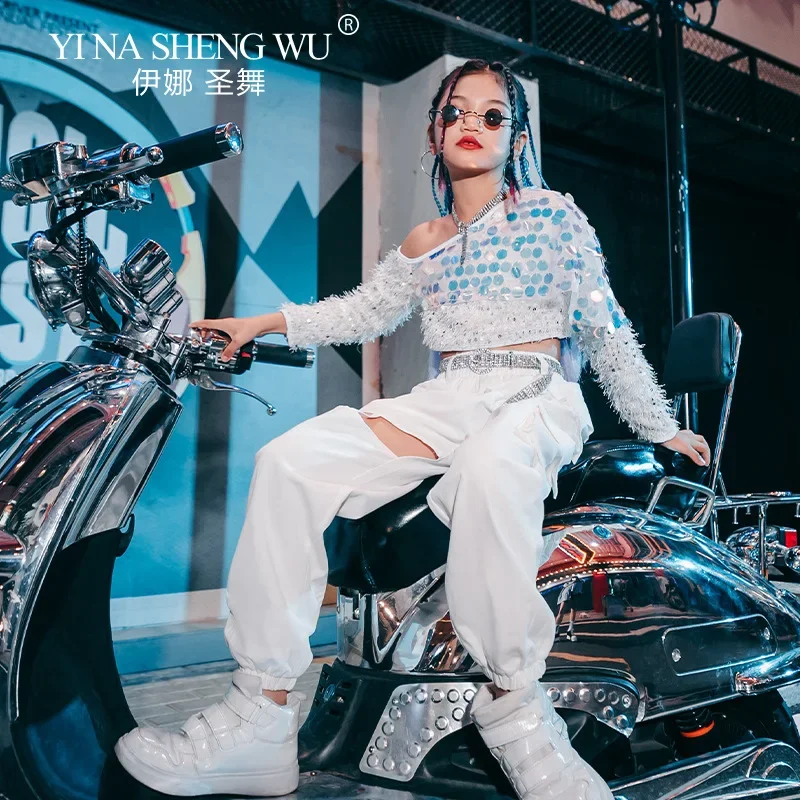 

Костюм для танцев K-pop для девочек, комплект из 2 предметов, с пайетками, для хип-хопа и стрит-дэнса, топ с вырезами и брюки для девочек-подростков, сценический костюм