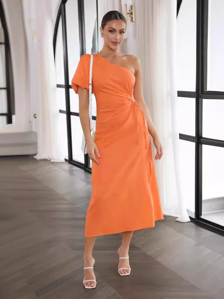 Abito elegante da donna della nuova collezione di moda estiva 2025 con abito lungo da pendolare diviso in vita con spalla diagonale