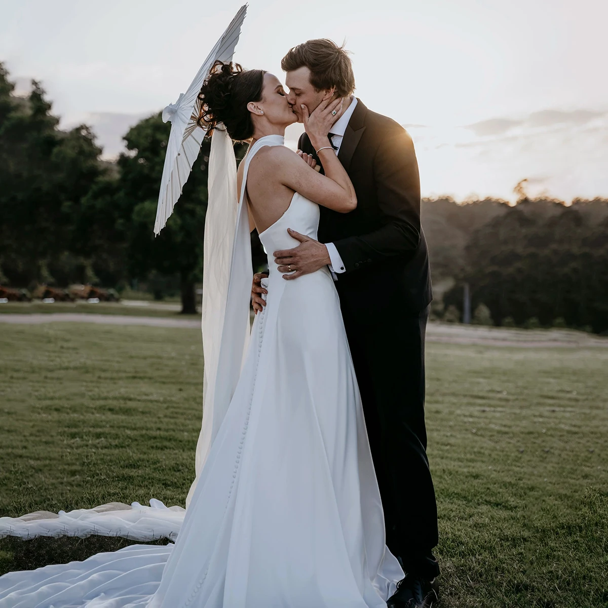 Strapless Sheath Chiffon Bridal Gowns Brush Train With Neck Scarf Sleeveless Simple Sexy Low Cut Ivory Vintage Wedding Dress