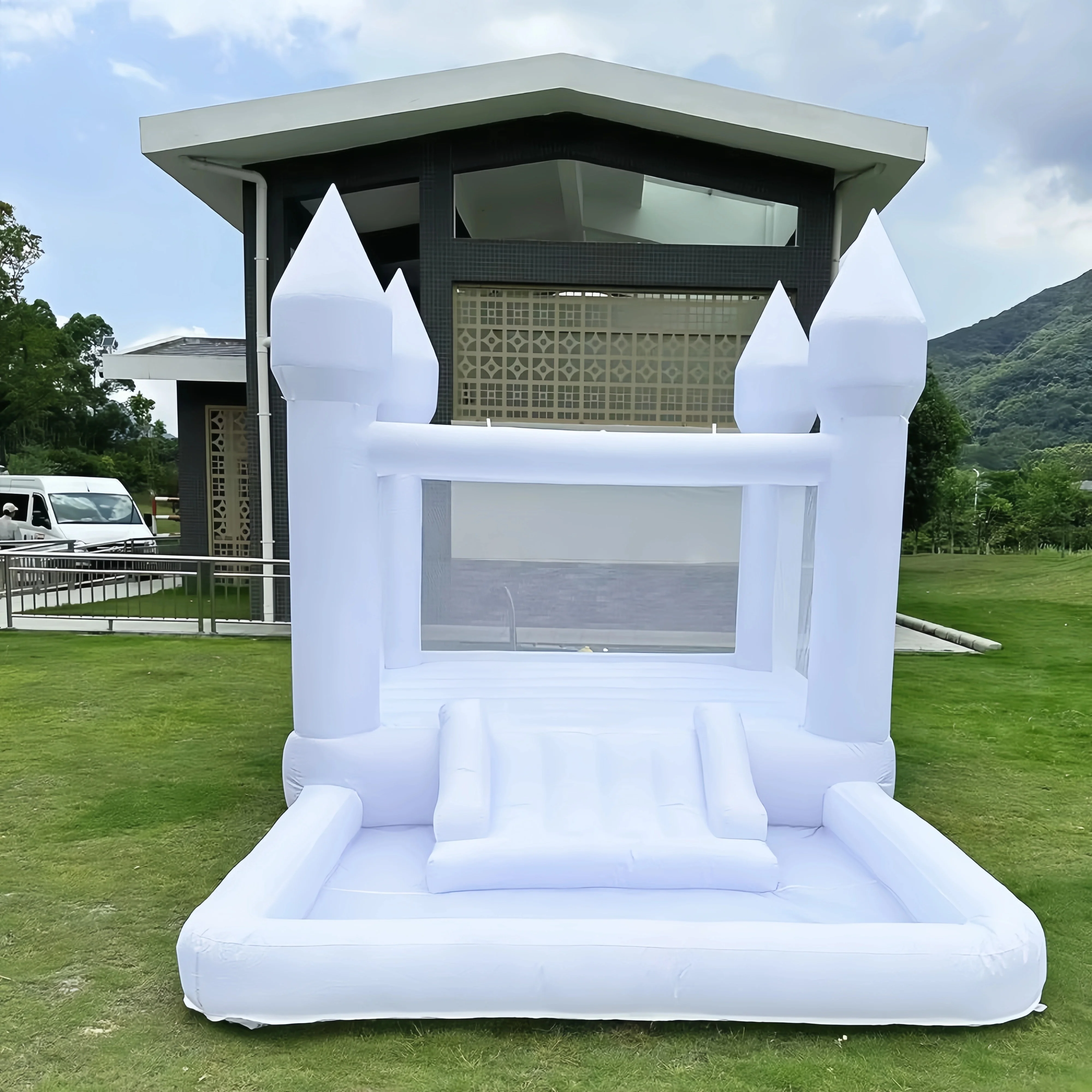 子供用パーティー用インフレータブルホワイトバウンスハウス、ソフトプレイカスタマイズPVC製トランポリン、送風機付き、玄関まで配送