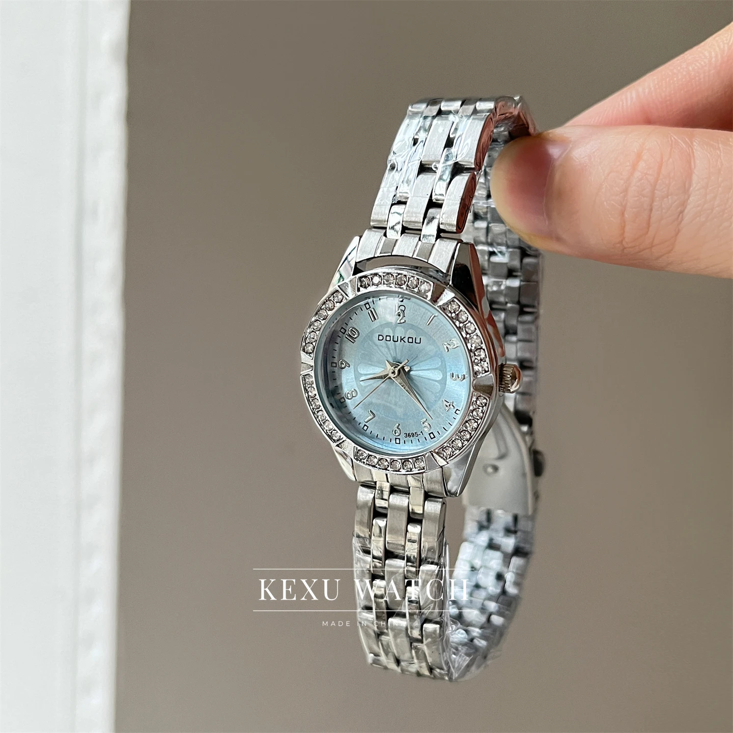 Relógio DOUKOU para mulheres, relógios femininos delicados com mostrador rosa/azul/preto/marrom/branco, relógios femininos elegantes com rosto redondo no atacado