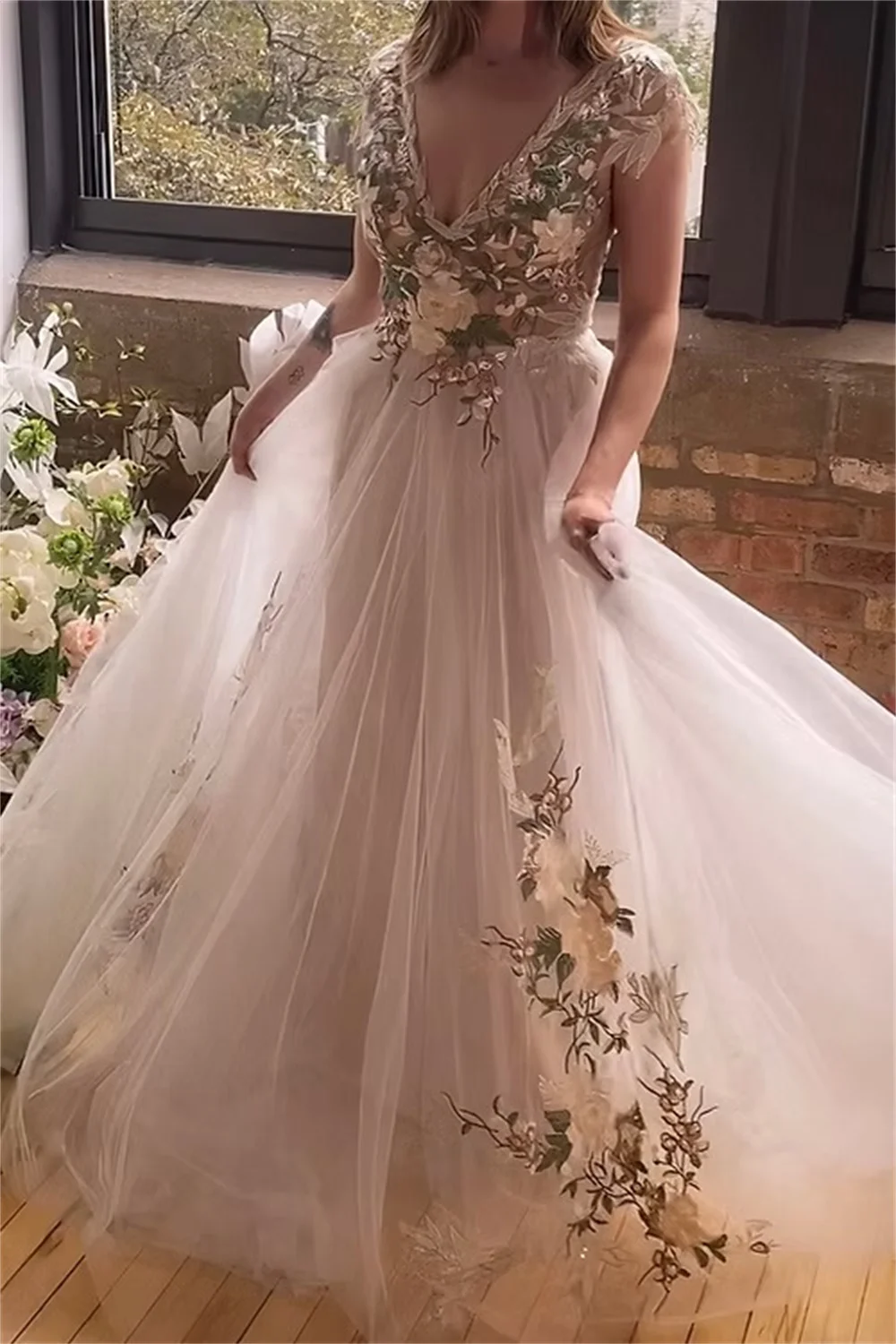 Tokyo Customized White V-Neckline Wedding Dress Short Sleeve Flower Tulle Bridal Gown Elegant Court Train A-Line Wedding Gown