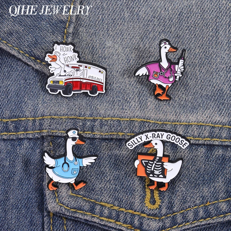 Medizinische Gans Silly X-Ray Gans Emaille Pin Gans Arzt mit Stethoskop Spritze Broschen Revers Abzeichen Schmuck Geschenk für Freunde
