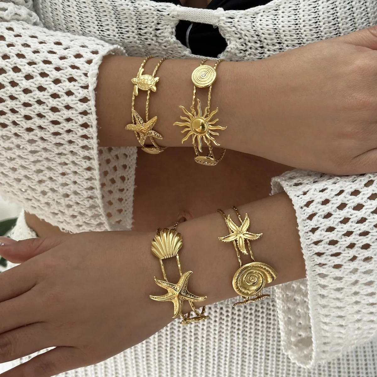 Mehrliniger Armreif aus Edelstahl mit Seestern-, Muschel-, Quallen-, Seepferdchen-, Sonnen- und Schildkrötenmotiven für Damen und Herren, Sommer-Schmuck. – Detail 4