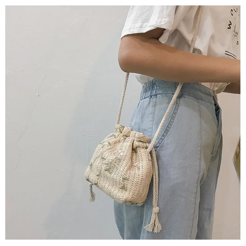 Bolsos de hombro pequeños de moda para mujer, bolsos cruzados de encaje con bordado de flores tejidas de paja para playa, bolsos de viaje