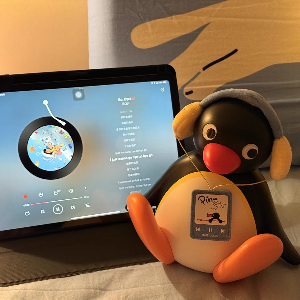 

Authentic Pingu Series Listening To Music Shaking Head Speaker Pingu Series Phone Shaped Speaker Desk Lamp Headphones Anime Gift