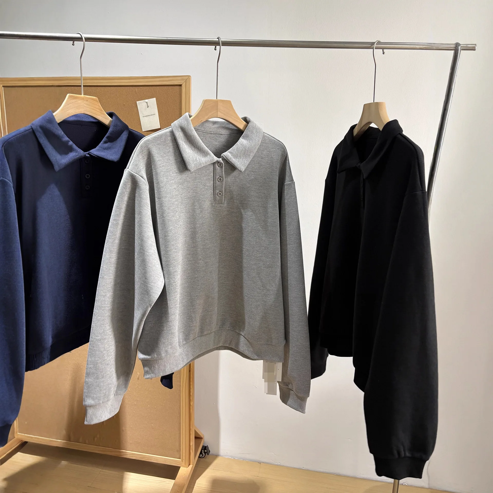 Bluza wkładana przez głowę z kołnierzykiem polo, zapinana na trzy guziki, luźna, wyszczuplająca, bawełniana, w kolorach: czarny, szary, granatowy, idealna na wiosnę i jesień.