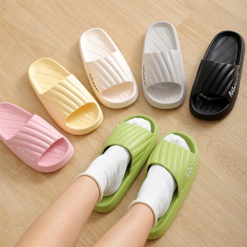 

Новые летние тапочки 2026 года: женские домашние тапочки с толстой подошвой, популярные среди интернет-знаменитостей, для пар, стильные и удобные.