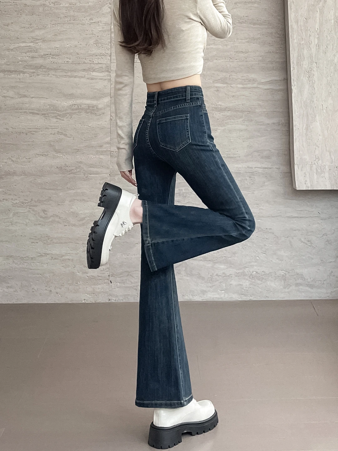กางเกงยีนส์ทรงขาบานเล็กน้อยเอวสูงสีน้ำเงินสำหรับผู้หญิง ฤดูใบไม้ร่วง 2026 รุ่นใหม่ สไตล์ลำลอง ผ้าฝ้ายยืด