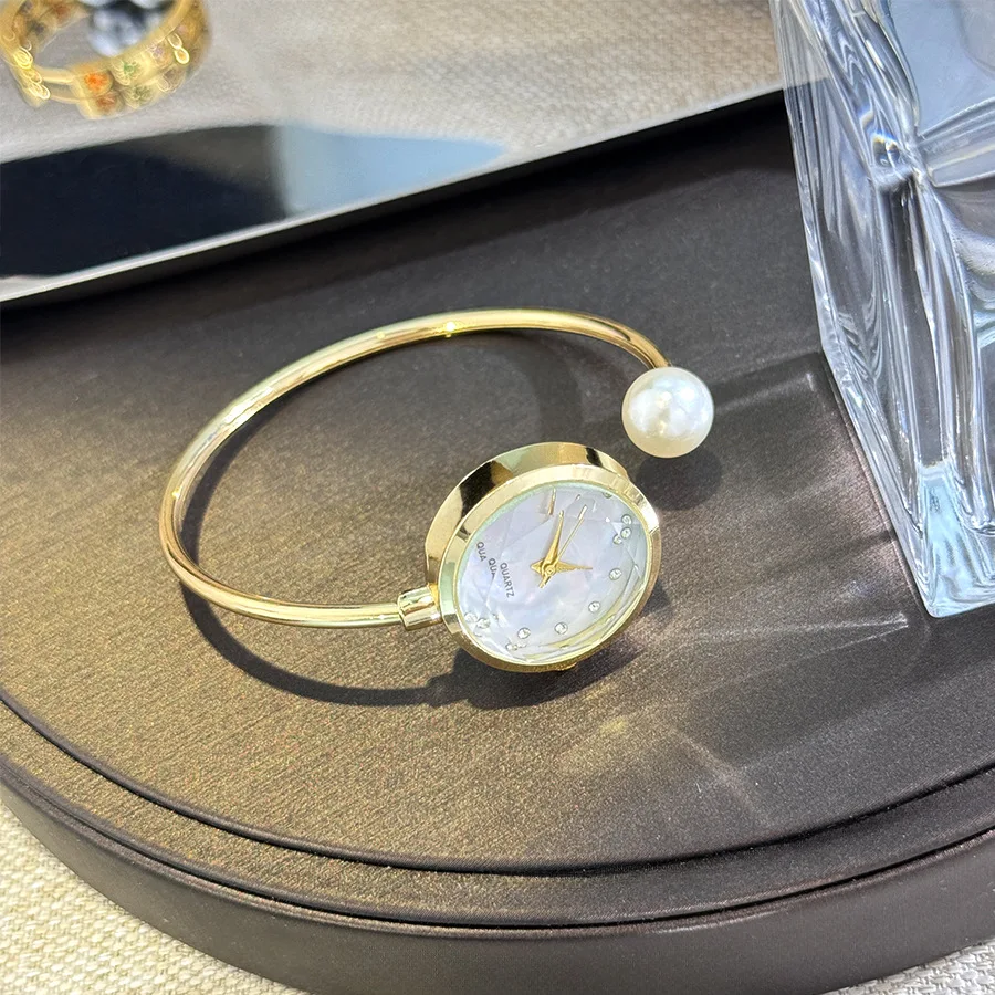 นาฬิกาข้อมือผู้หญิงหรูหราสีโรสโกลด์ หน้าปัดเล็ก สายแบบกำไลข้อมือ ประดับเพชรเทียม ดีไซน์แบรนด์ดัง สไตล์วินเทจ ไข่มุกเทียม นาฬิกาควอตซ์