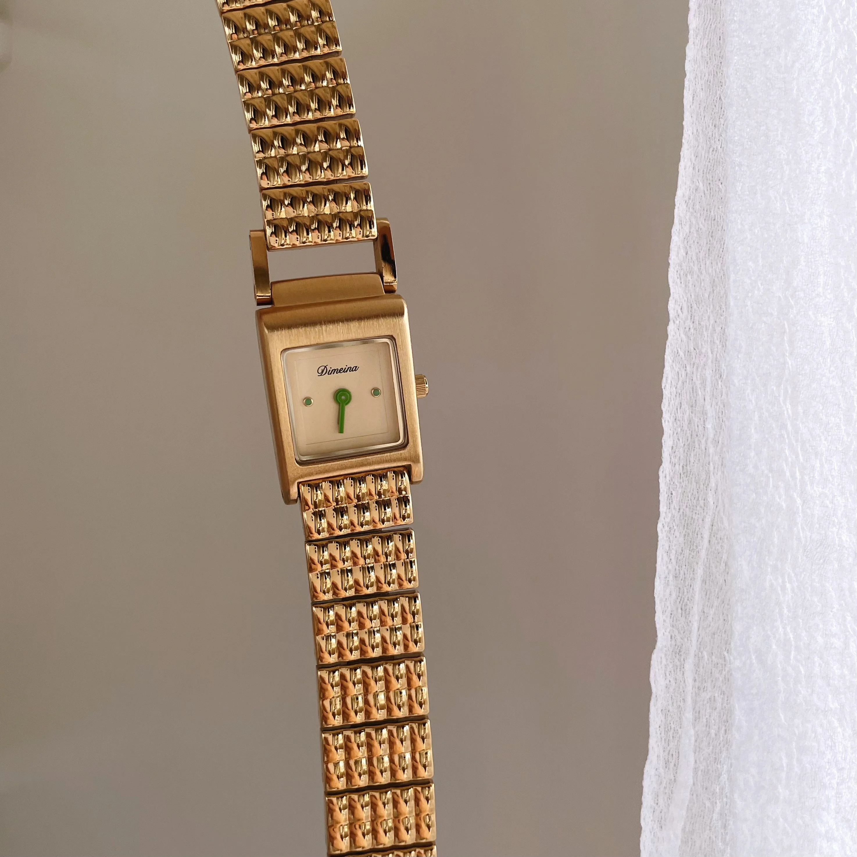 

Small gold watch with a unique square design, a luxurious retro quartz watch for women, a perfect gift for your girlfriend.