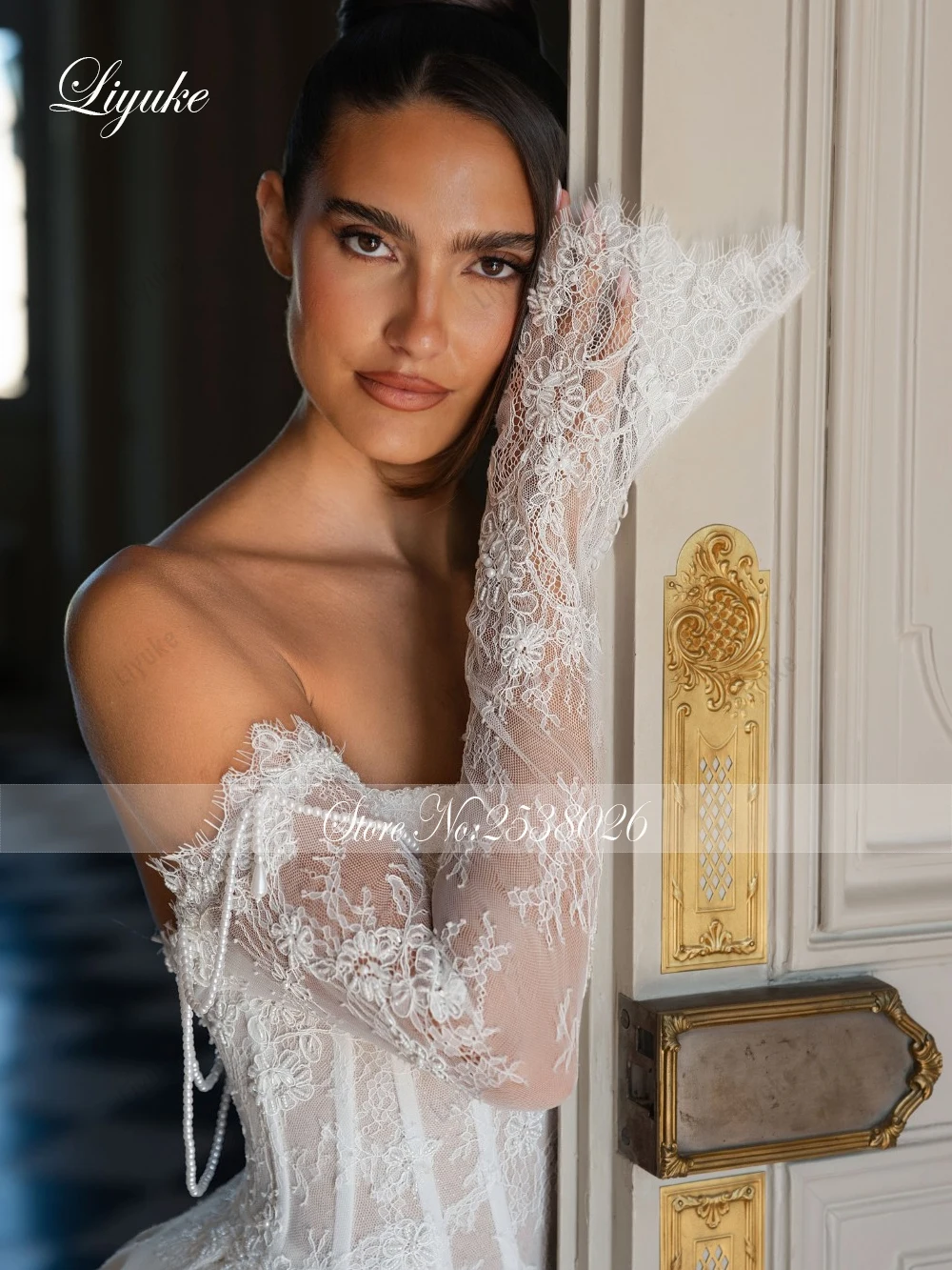 Liyuke فساتين زفاف مصنوعة حسب الطلب من اللؤلؤ المطرز على شكل قلب على شكل حرف a بدون أكتاف وأكمام طويلة فساتين زفاف أنيقة من الدانتيل
