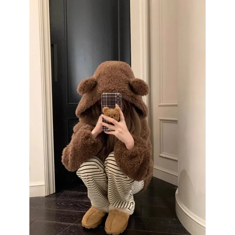 新しい秋冬のゆったりとしたフード付き厚手の暖かいプラッシュトップラムズウールコート女性用