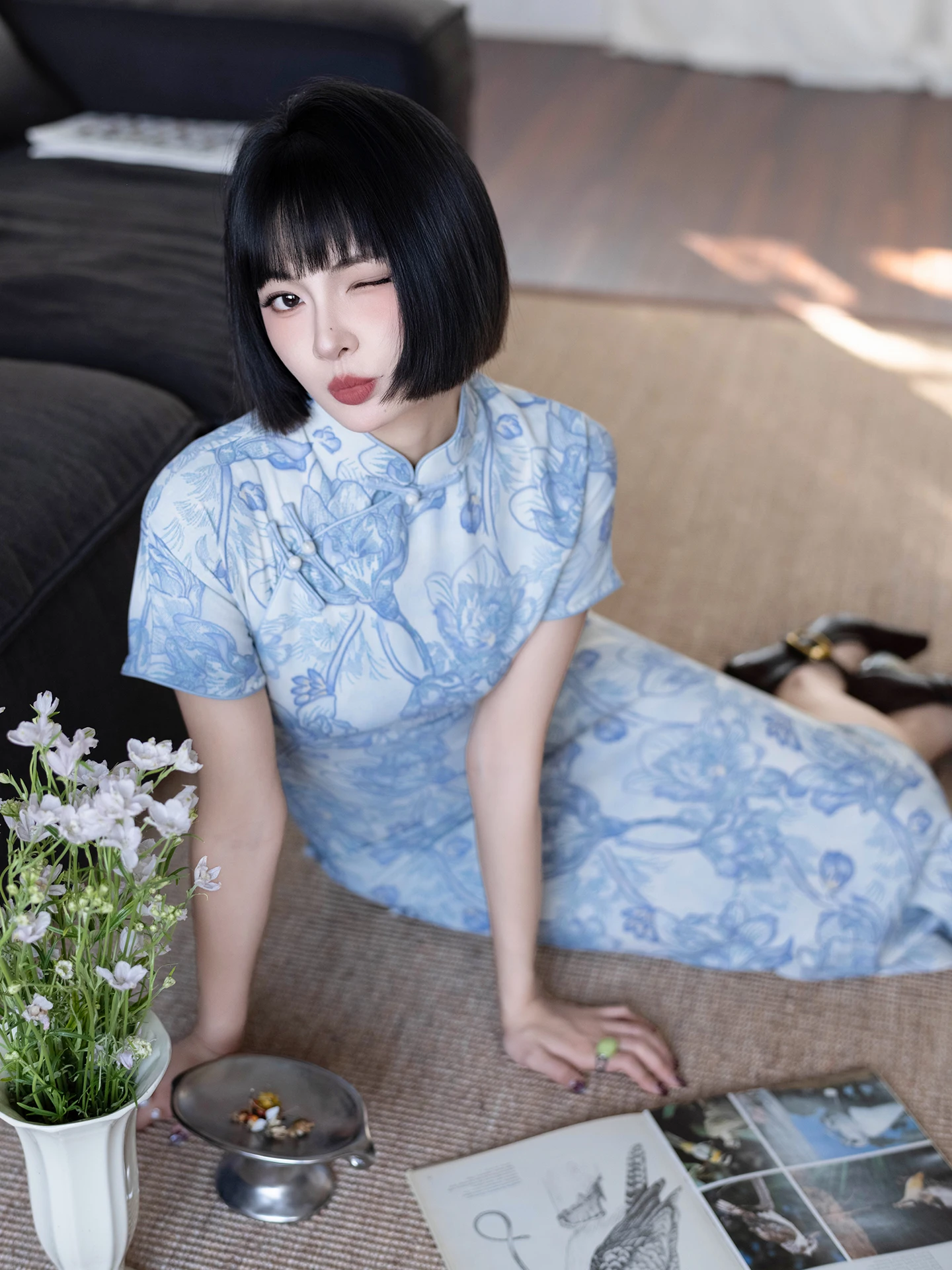 

Синее платье-ципао в стиле шинуазри с коротким рукавом, вдохновленное стилем Цзяннань, для повседневной элегантности, выполненное по традиционной китайской технологии.