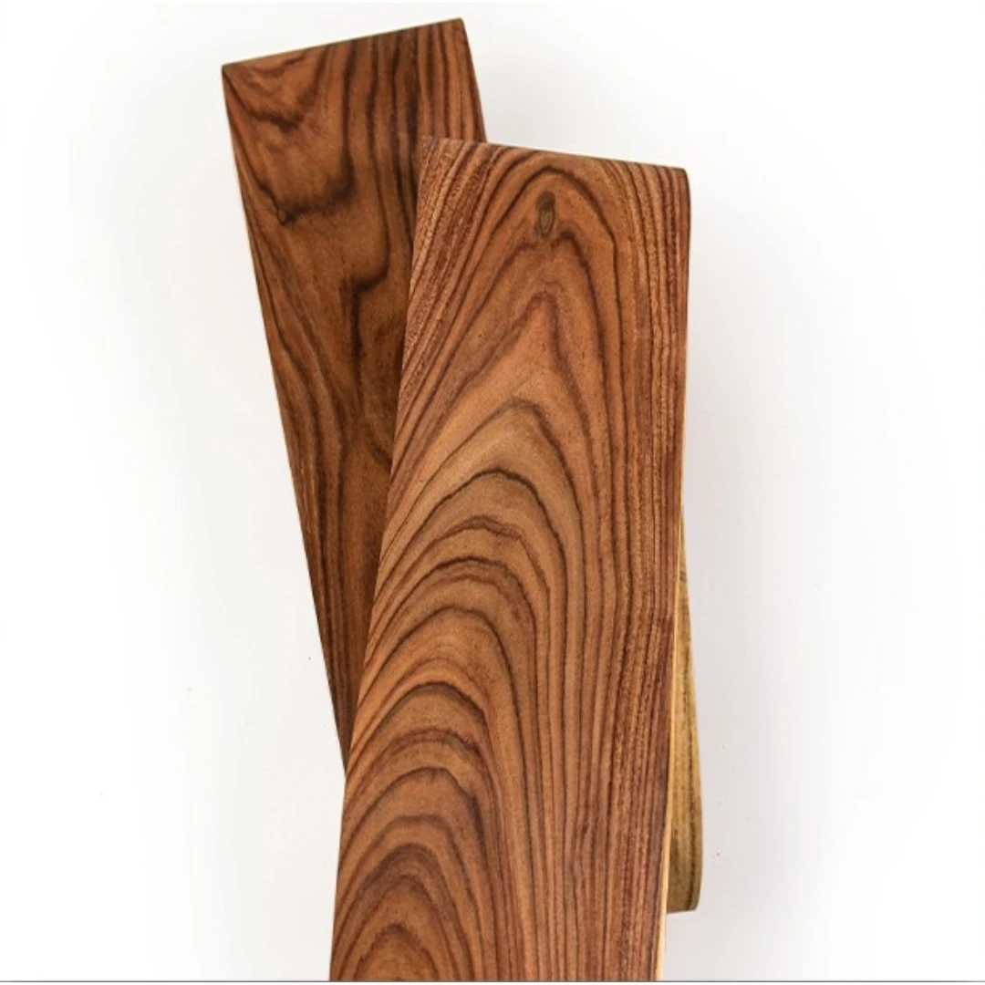 Okleina z naturalnego drewna palisandru Santos o wymiarach 18x240 cm do obudów głośnikowych, dekoracji mebli, renowacji i projektów projektowania wnętrz.