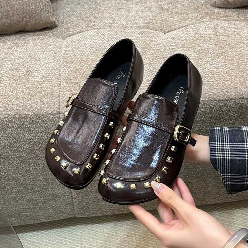 Flache Damen-Einzelschuhe Retro-Stil - usage example
