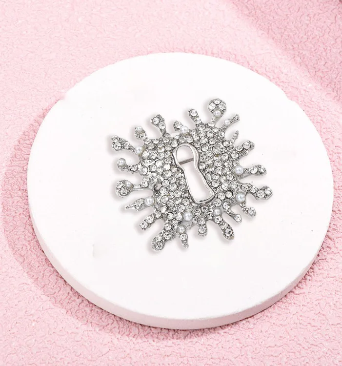 Cross border elegant temperament exquisite women's jewelry, light luxury retro trend alloy full diamond lock head keyhole brooch