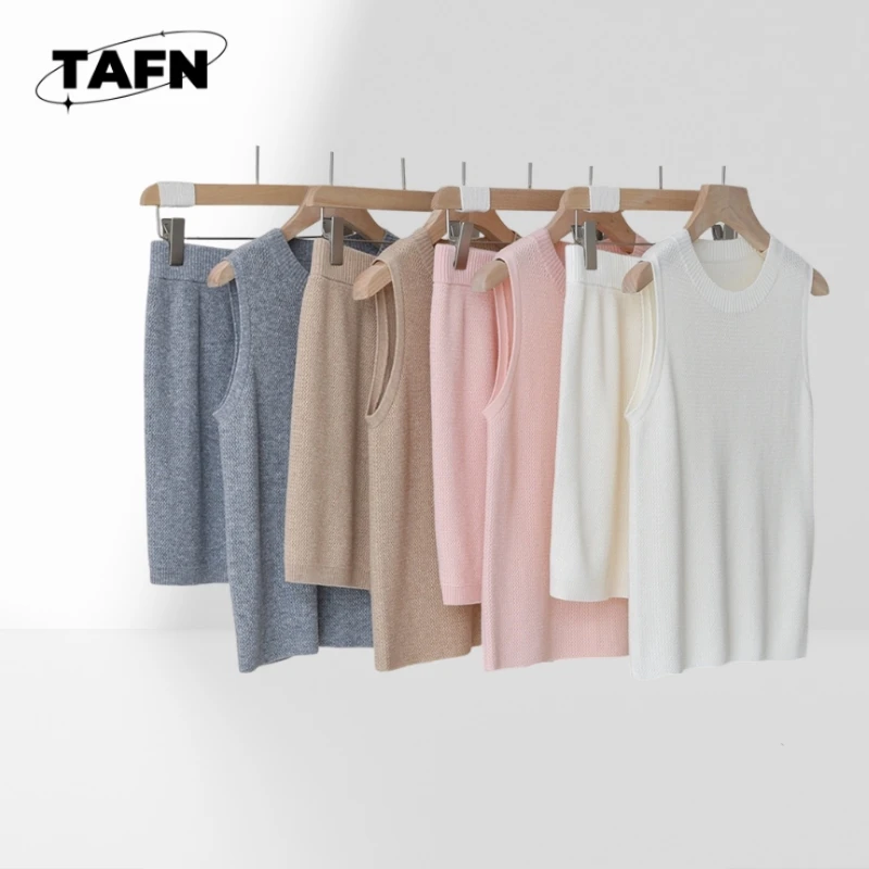 

Eco-Friendly Bamboo Pants for Women – Breathable & Soft Material Slim Fit Pants Set for Men – Elegant and ComfortableAH0447