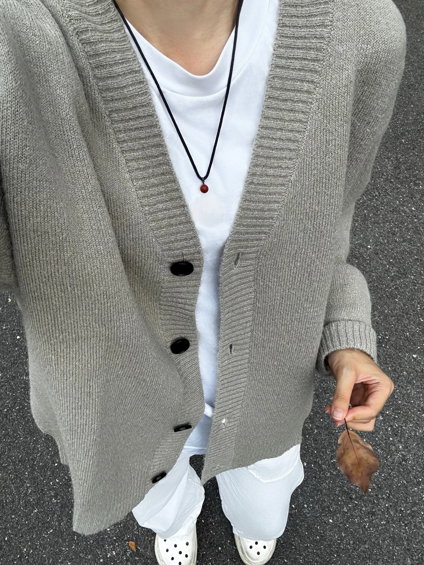 

Мужской вязаный кардиган свободного кроя с V-образным вырезом, мягкий и уютный, повседневная верхняя одежда, длинный рукав, цвет светло-кофейный