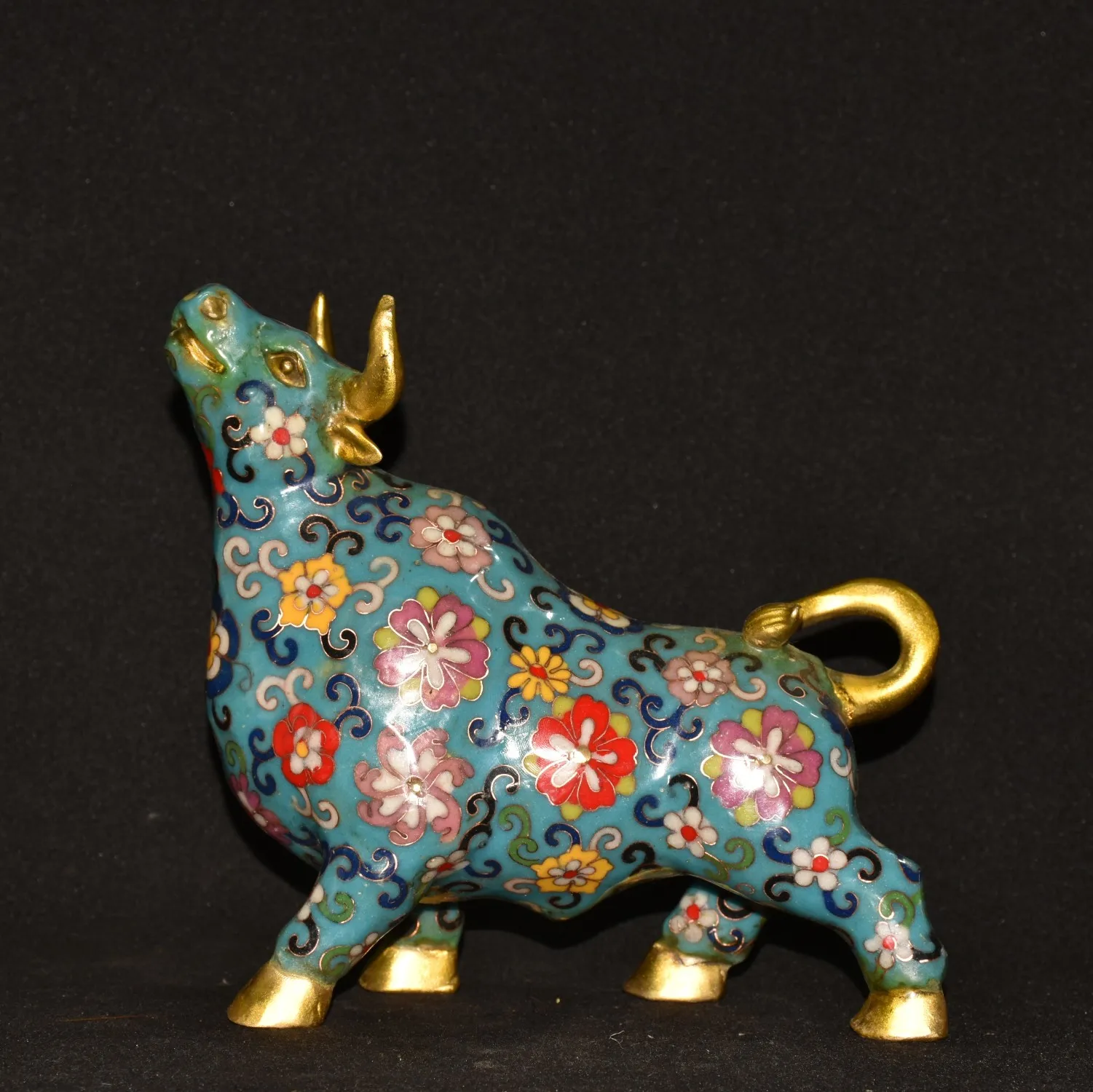 

Редкая старинная статуя быка ручной работы из меди, с медным корпусом, синей эмалью и ручной росписью, изображающая быка с головой вверх.