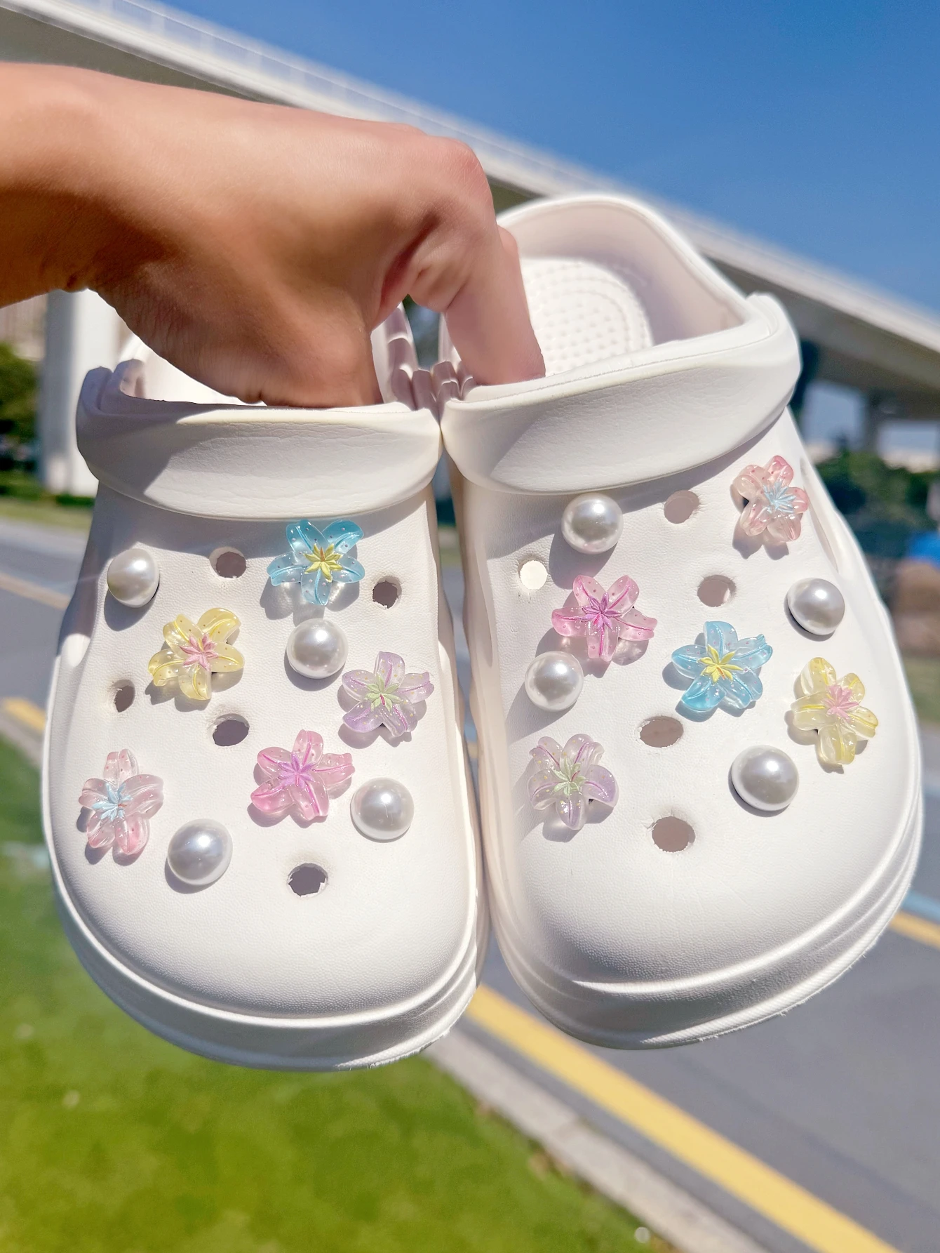 18 pieces of multi-color butterfly shoes decorations, DIY detachable shoe ornaments. ABS shoe accessories are suitable for woode