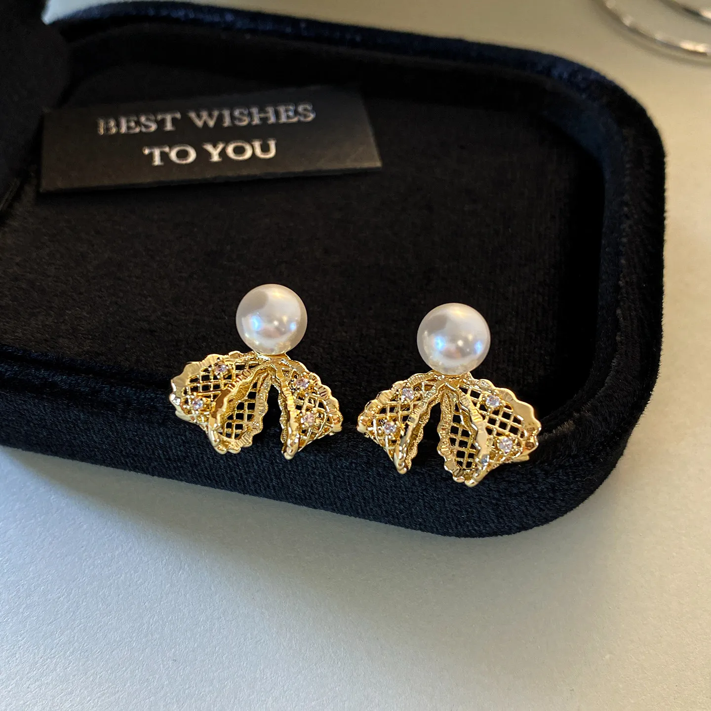 Elegante hohle filigrane Schleifen-Perlen-Ohrstecker, vergoldet, mit Zirkonia-Schleifen-Perlen, für Damen, Hochzeit, Party, Schmuck – Detail 7