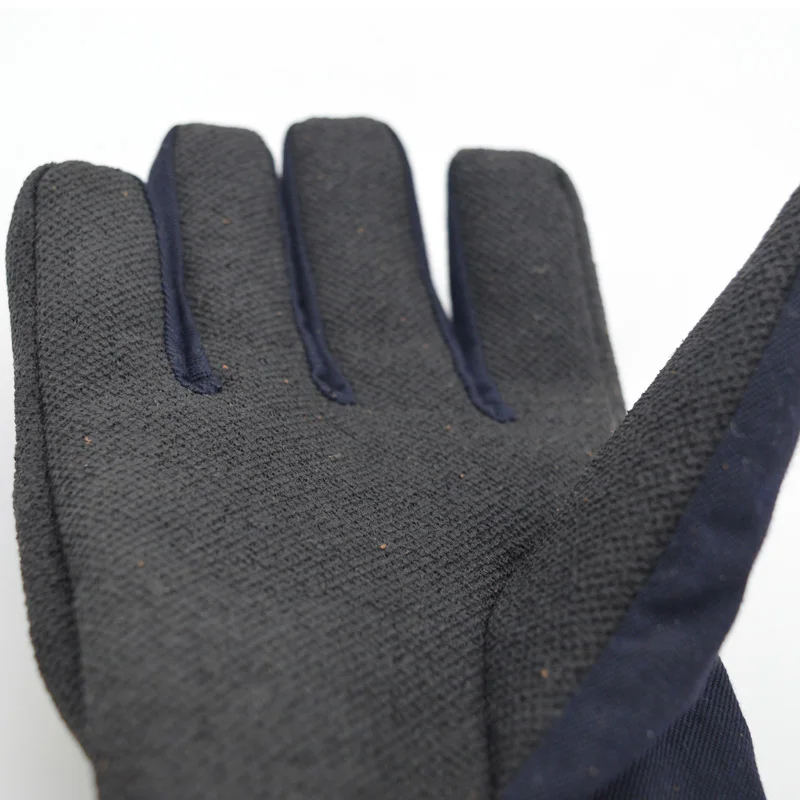 Firefighter\'s rescue gloves made of aramid non - woven fabric are fireproof, waterproof, flame retardant and cut - proof